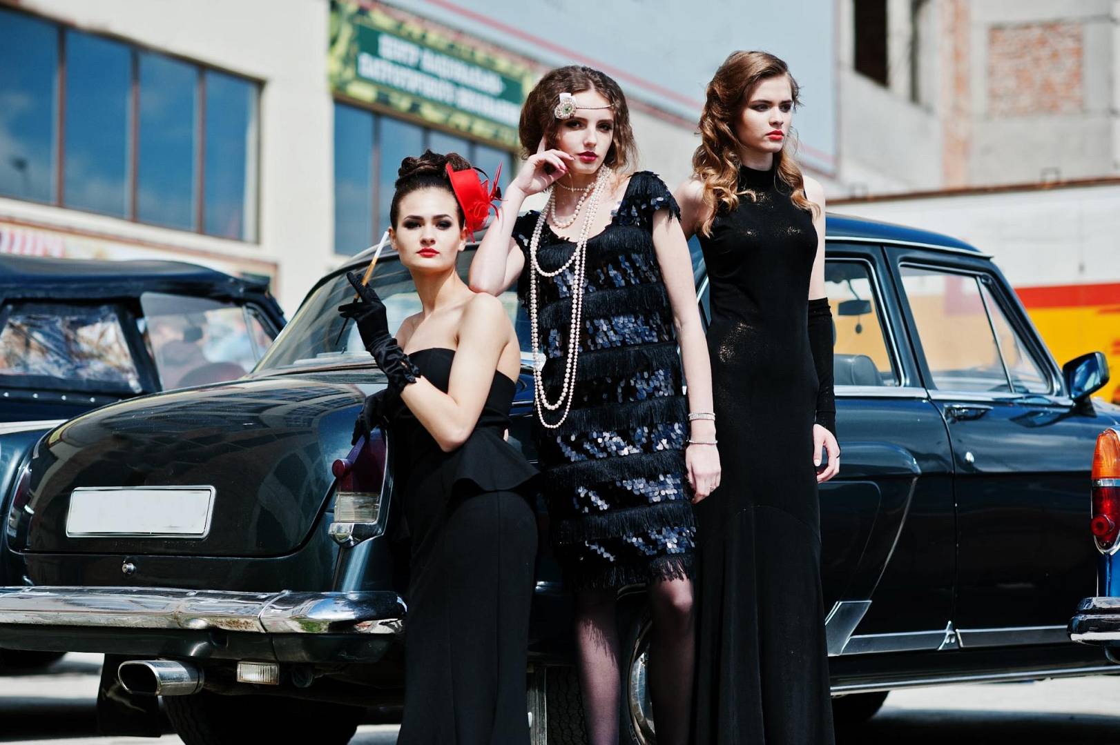 trzy młode dziewczyny w sukienkach w stylu retro