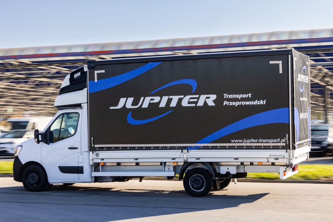 Samochód dostawczy Jupiter Transport realizujący usługi transportowe