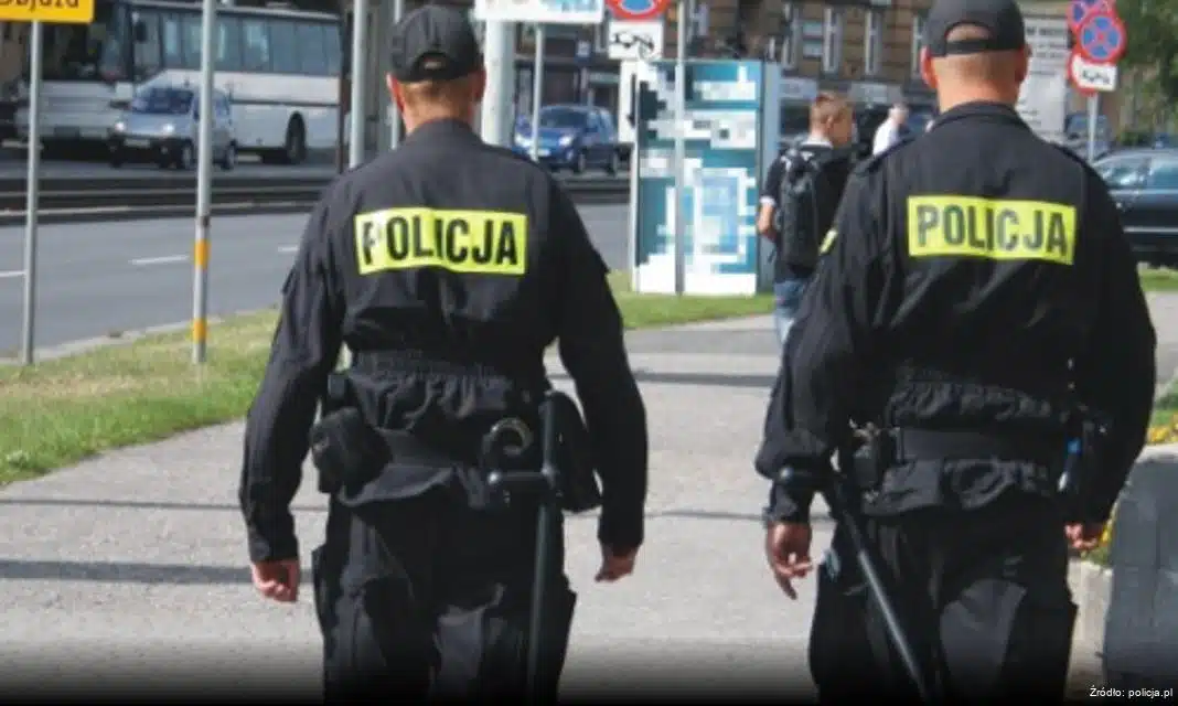 Rodzinny piknik w stylu lat 30. z udziałem policjantów w Krakowie