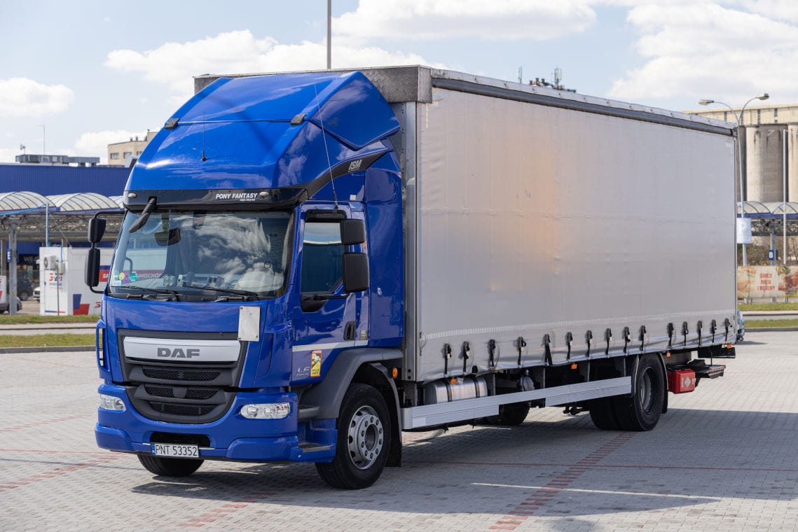 Samochód ciężarowy wykorzystywany w transporcie drogowym w Krakowie i Małopolsce